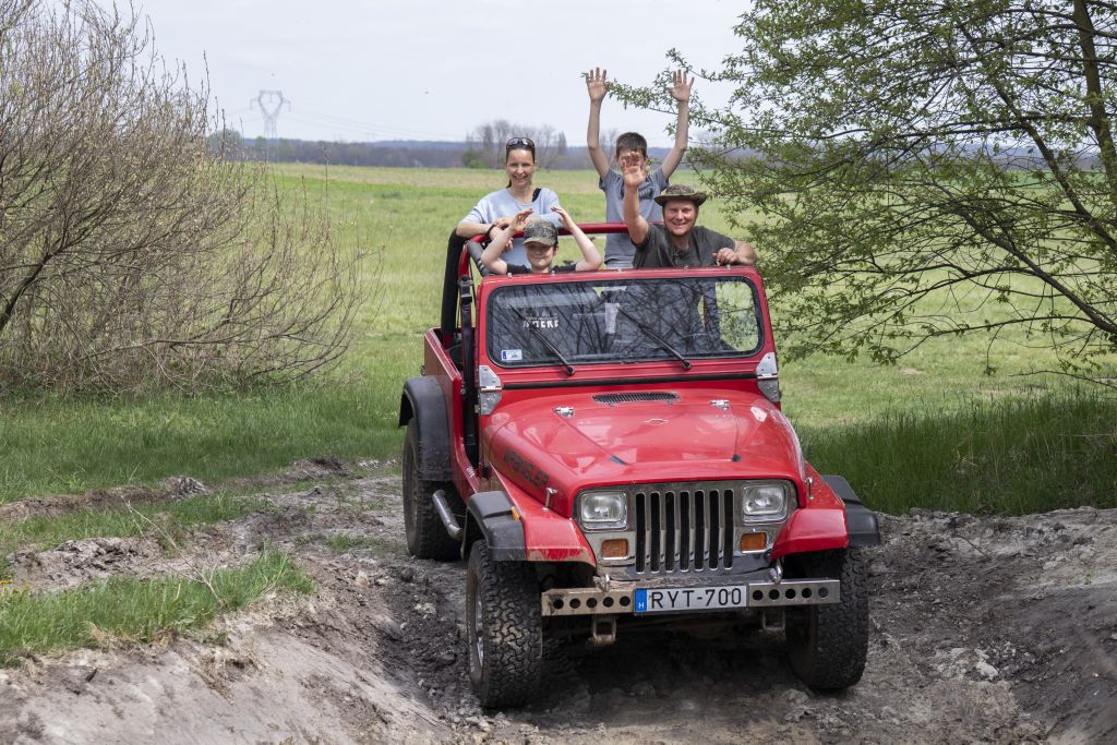 Családi fotózás Jeeppel